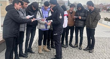Polisten afiş ve broşürlü uyarı