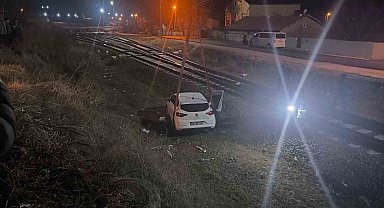 Polisten kaçarken demiryoluna uçtular: Otomobildeki 2 kişiye gözaltı