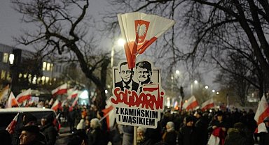 Polonya'da eski İçişleri Bakanı ve yardımcısının tutuklanmasının ardından muhalefet sokağa indi