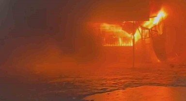 Prefabrik iş yeri alev alev yandı