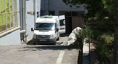Pres makinesinin arasında kalan işçi öldü