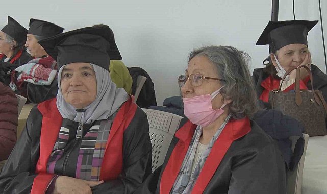 "Okumanın yaşı yok" deyip kepleri fırlattılar