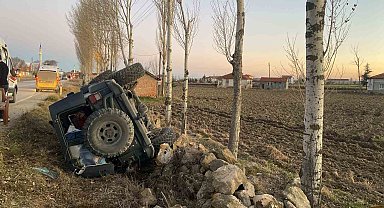 Refüje devrilen arazi aracında 4 kişi yaralandı