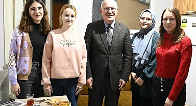 Rektör Savaş final haftasında öğrenci evini ziyaret etti