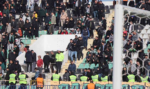 Sahaya sis ve su atan taraftar gözaltına alındı