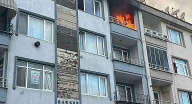 Sakarya'da alev alev yanan evdeki 2 çocuk dumandan etkilendi
