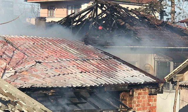 Sakarya'da atölyedeki yangın mahalleliyi sokağa döktü