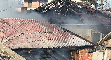 Sakarya'da atölyedeki yangın mahalleliyi sokağa döktü