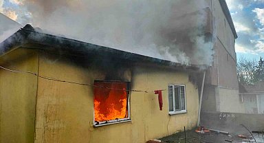 Sakarya'da iki katlı ev alevlere teslim oldu