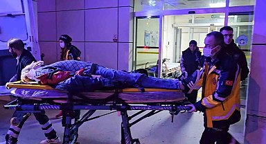 Sakarya'da iki otomobil çarpıştı: Araçta sıkışan yaralı itfaiye kurtardı