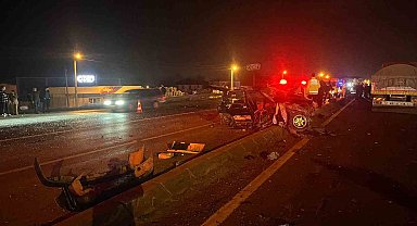 Sakarya'da kamyon ile otomobil çarpıştı: 2 ölü