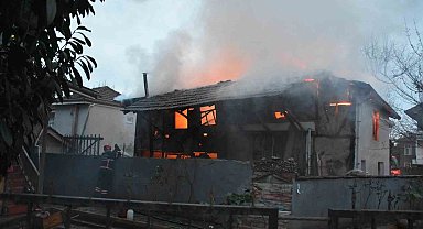 Sakarya'da korkutan yangın: İki katlı ev alev topuna döndü