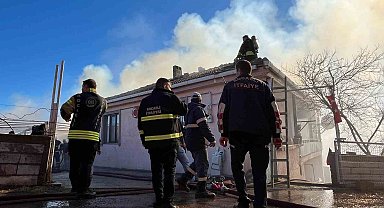 Samanlıkta yangın çıktı, mahalleli ve itfaiye seferber oldu