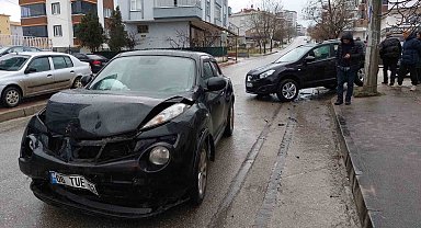 Samsun'da 2 otomobil çarpıştı: 2 yaralı
