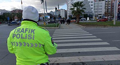 Samsun'da kırmızı ışıkta geçen 50 yayaya toplam 34 bin 500 lira ceza