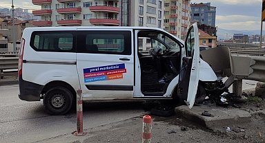 Samsun'da minibüs bariyere çarptı: 1 yaralı