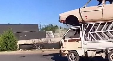 Şanlıurfa'da şaşırtan görüntü: Kamyonet üzerinde araba taşıdılar