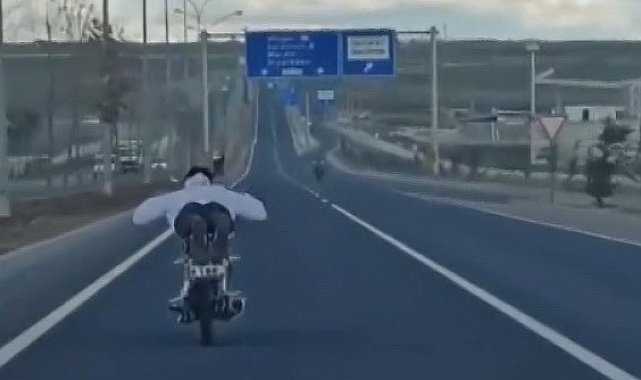 Şanlıurfa'da yüzüstü uzanarak motosiklet kullanan sürücü kameraya yansıdı