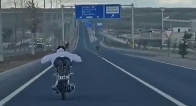 Şanlıurfa'da yüzüstü uzanarak motosiklet kullanan sürücü kameraya yansıdı