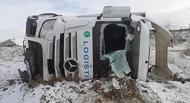 Şarampole devrilen tırın sürücüsü yaralandı