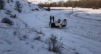 Şarampole uçan otomobilin sürücüsü yaralandı