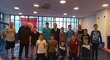 Sarıgöllü güreşçilere moral ziyareti