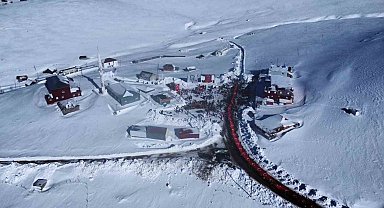 Sarıkamış Şehitleri için Sis Dağı'nda 175 metre uzunluğundaki Türk bayrağı ile yürüdüler