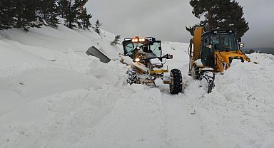 Sarıkamış'ta köy yoluna çığ düştü