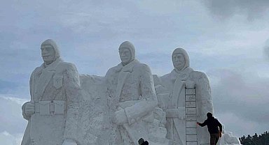 Sarıkamış'ta şehit heykellerinin yapımı için 200 kamyon kar taşındı