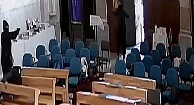 Sarıyer'de Santa Maria Kilisesi'nde yaşanan silahlı saldırı güvenlik kamerasına yansıdı. Görüntülerde ayin sırasında kiliseye giren iki kişi, içeride ateş ediyor. Şahıslar saldırının ardından kiliseden kaçarak uzaklaşıyor.