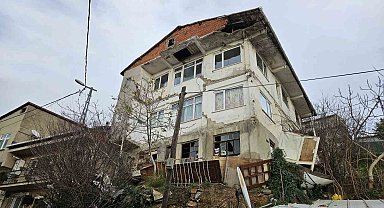 Sarıyer'de yıkılma tehlikesi olan 50 yıllık bina korkutuyor: "Çöp atmaya çıkarken üstüme gelecek diye endişeleniyorum"