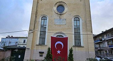 Sarıyer'deki saldırının düzenlendiği kiliseye Türk bayrağı asıldı