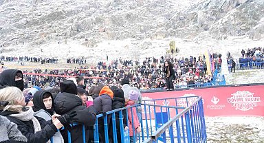 Şarkıcı Alişan konsere gelirken rahatsızlandı yerine Mithat Körler sahne aldı