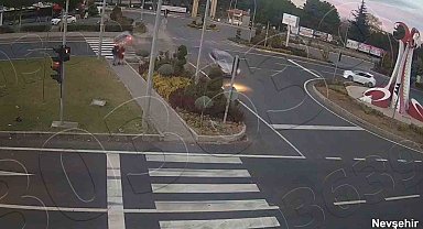 Savrulan otomobilin altında kalmaktan saniyelerle kurtuldular