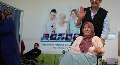 Sedye ile geldiği hastanede felçli hasta ilk adımlarını atmaya başladı