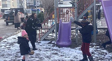 Şehir beyaza büründü, çocuklar karın tadını doyasıya çıkardı