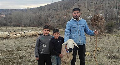 Şehir hayatından uzaklaşıp köyüne döndü, koyun yetiştiricisi oldu