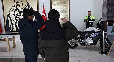 Şehit Fethi Sekin'in balmumu heykeliyle tanışan çocukların dokunaklı selamı