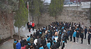Selendi'de şehitlere saygı duruşuna Kaymakam Okumuş da katıldı