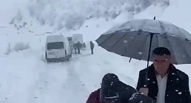Şemdinli yolunda onlarca araç mahsur kaldı