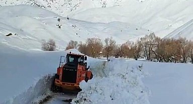 Şemdinli'de yol açma çalışması devam ediyor
