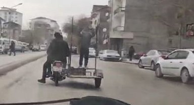 Sepetli motosiklette tehlikeli yolculuk, kameralara yansıdı