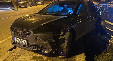 Şerit değiştirirken başka otomobile çarptı
