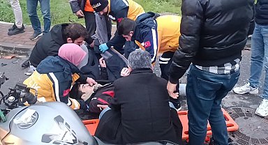 Servis minibüsüyle motosiklet kafa kafaya çarpıştı : 1 yaralı