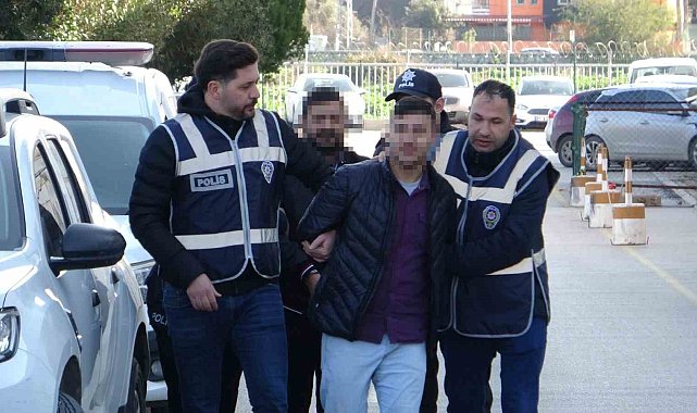 Seyhan polisinden iki farklı eve baskın: 2 bin 423 uyuşturucu hap ile silahlar ele geçirildi