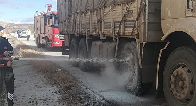 Seyir halindeki kamyon alev aldı