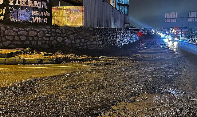 Seyir halindeki otomobil çukura düştü