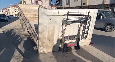 Seyir halindeki tırın dorsesi ayrılıp otomobile çarptı: 1 çocuk yaralı