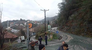 Şiddetli yağış sonrası toprak kayması: Kullanılmayan iki yayla evi zarar gördü