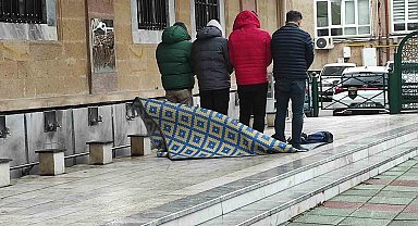 Şiddetli yağmura rağmen safları terk etmediler
